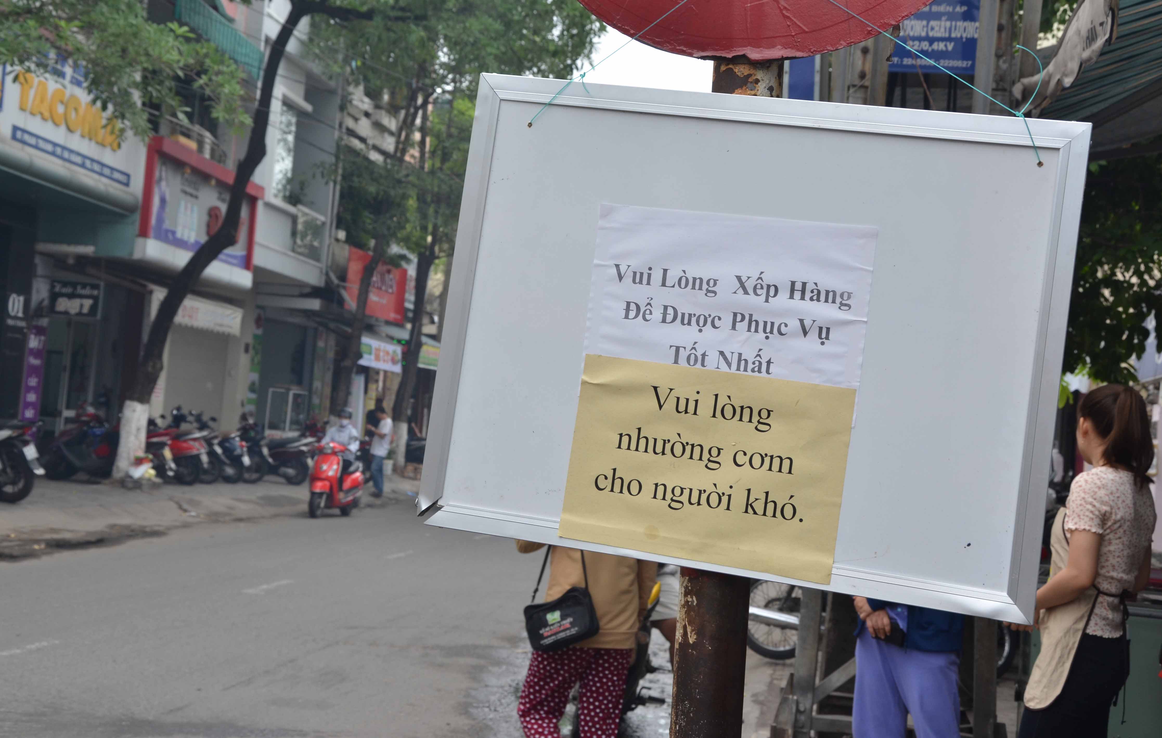 V&igrave; c&oacute; nhiều người kh&ocirc;ng nằm trong đối tượng phục vụ n&ecirc;n qu&aacute;n phải bảng c&oacute; đề d&ograve;ng chữ vui l&ograve;ng nhường cơm cho người kh&oacute;