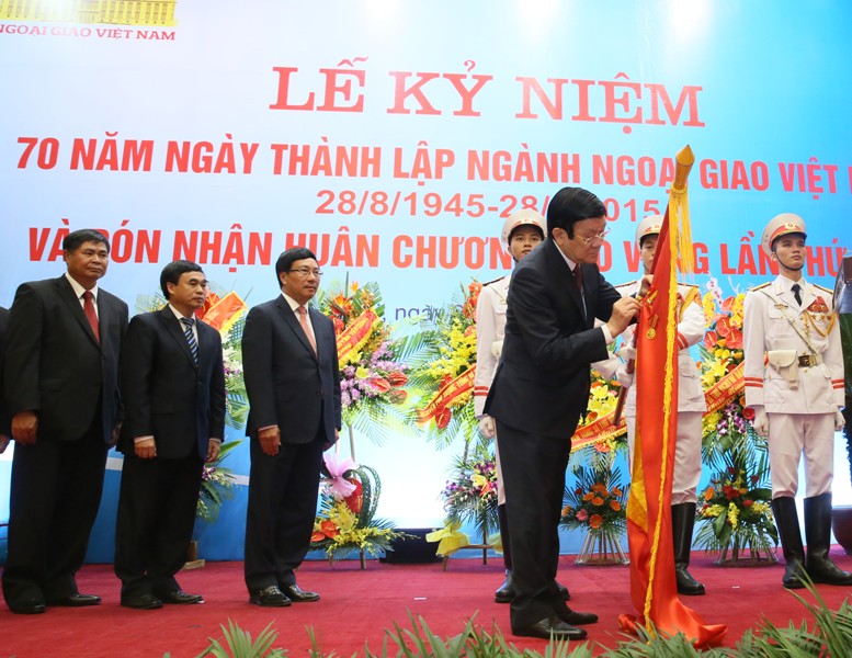 Chủ tịch nước gắn hu&acirc;n chương Sao V&agrave;ng l&ecirc;n l&aacute; cờ truyền thống của ng&agrave;nh ngoại giao