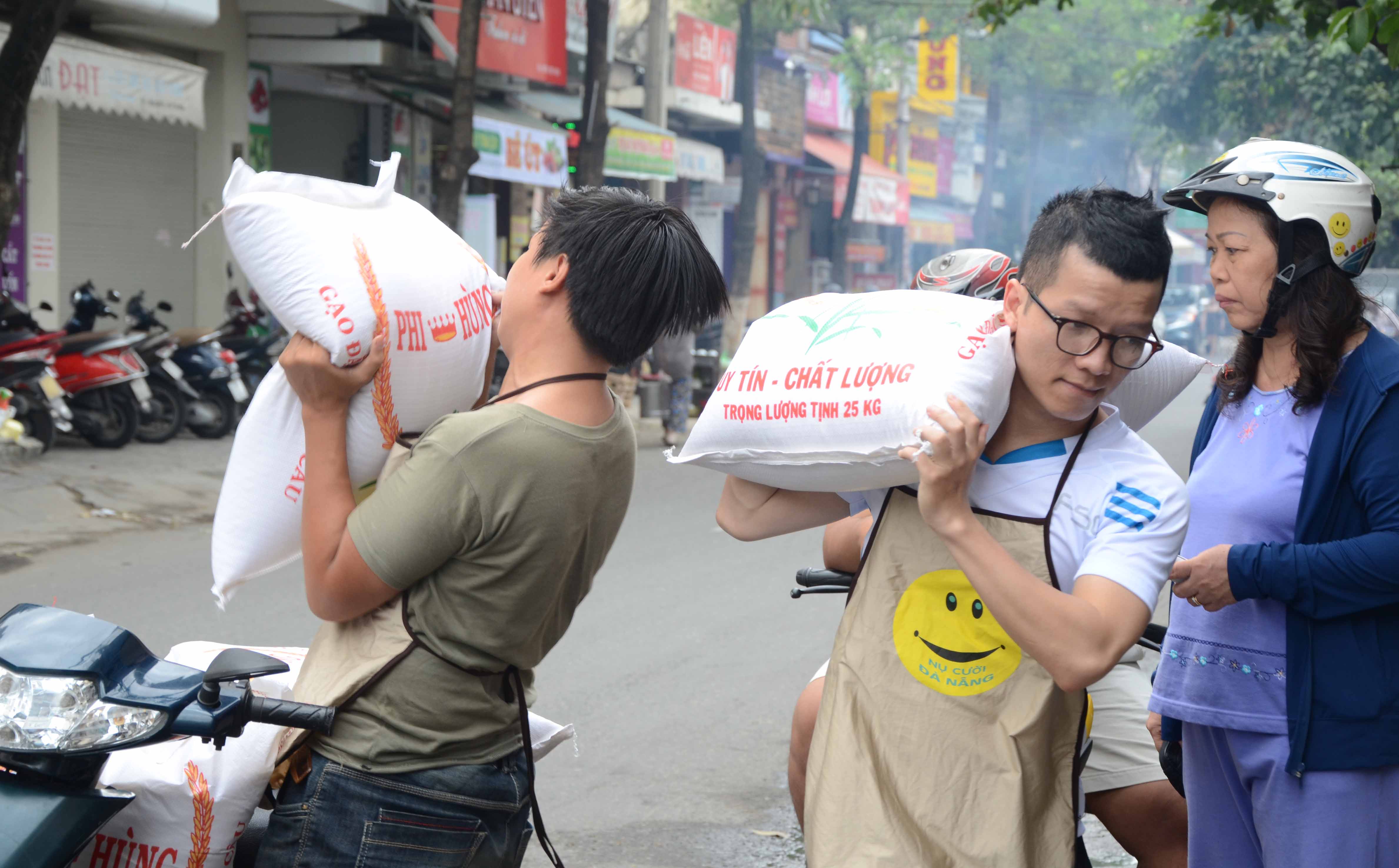 Chủ qu&aacute;n chỉ nhận tấm l&ograve;ng hảo t&acirc;m bằng hiện vật như gạo, thức ăn, ...