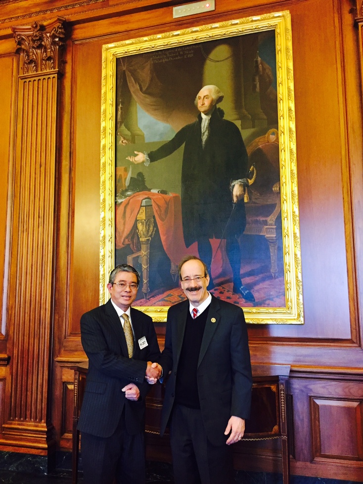 Đại sứ Việt Nam tại Mỹ Phạm Quang Vinh gặp Hạ nghị sĩ Eliot Engel. Ảnh: Bộ Ngoại giao Việt Nam