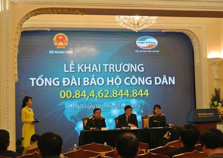Cục trưởng Cục L&atilde;nh sự (Bộ Ngoại giao) v&agrave; l&atilde;nh đạo Viettel giải đ&aacute;p c&aacute;c thắc mắc li&ecirc;n quan đến tổng đ&agrave;i