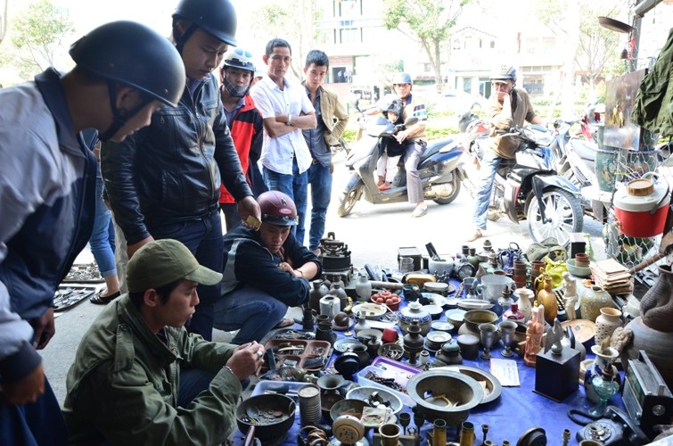 Nhiều người th&iacute;ch th&uacute; với gian h&agrave;ng đồ cũ ở chợ hoa Xu&acirc;n