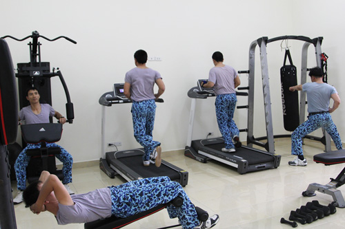 L&iacute;nh Lữ đo&agrave;n t&agrave;u ngầm 189 r&egrave;n luyện sức khỏe trong ph&ograve;ng tập đa năng