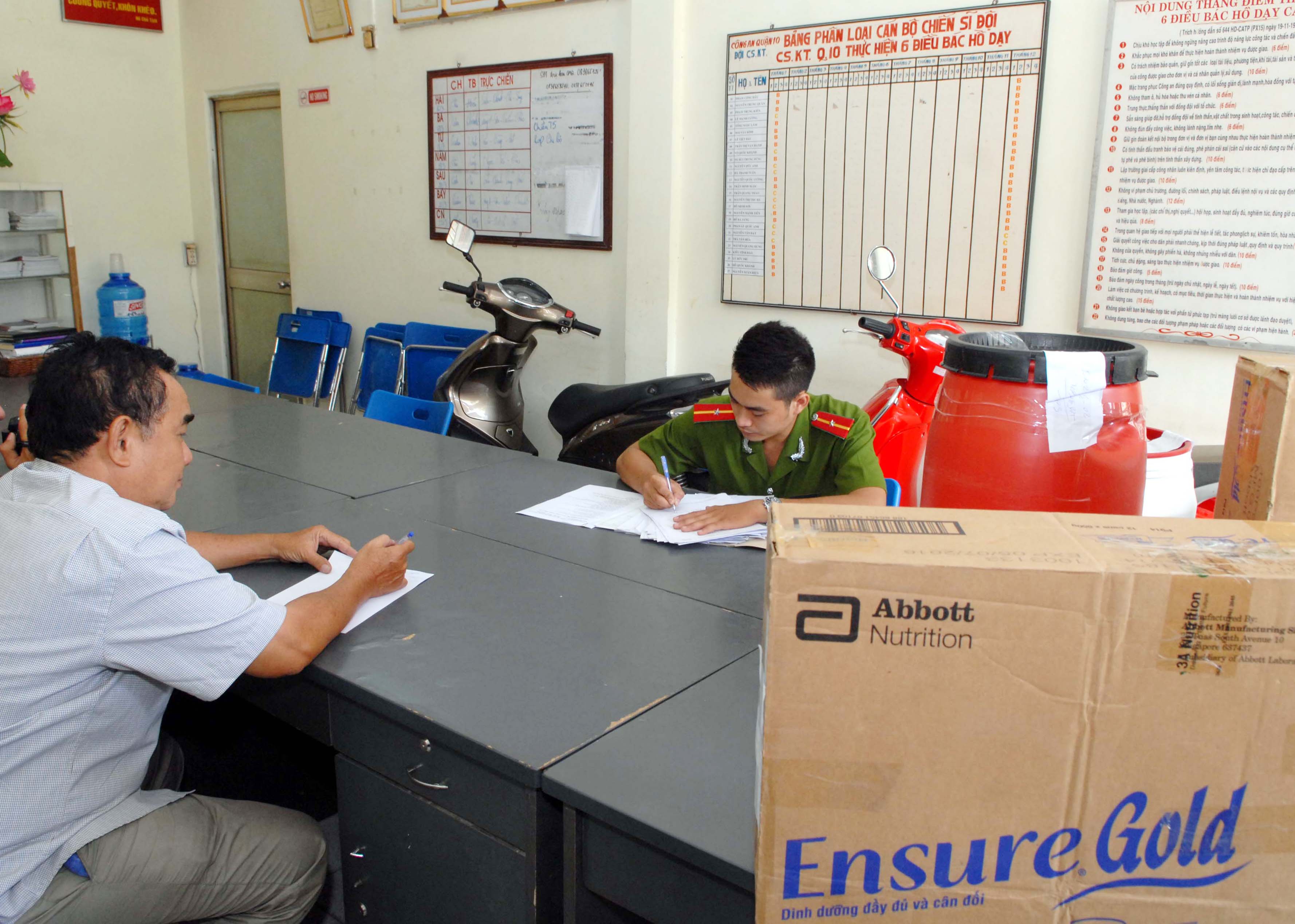 : &Ocirc;ng Sơn khai mua c&aacute;c loại sữa rẻ tiền, tr&ocirc;i nổi tr&ecirc;n thị trường sau đ&oacute; mua c&aacute;c lon sữa của c&aacute;c nh&atilde;n hiệu sữa nổi tiếng d&agrave;nh cho b&agrave; bầu v&agrave; trẻ em ở c&aacute;c vựa phế liệu đem về nh&agrave; đ&oacute;ng g&oacute;i b&aacute;n cho c&aacute;c đại l&yacute; để kiếm tiền lời.