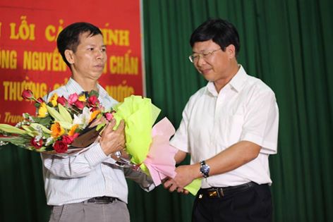 Ông Ngô Hồng Phúc, Phó Chánh toà Phúc thẩm TAND Tối cao, xin lỗi, tặng hoa ông Chấn