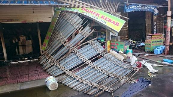 Cánh cửa sắt người dân phá để cứu nhiều người mắc kẹt
