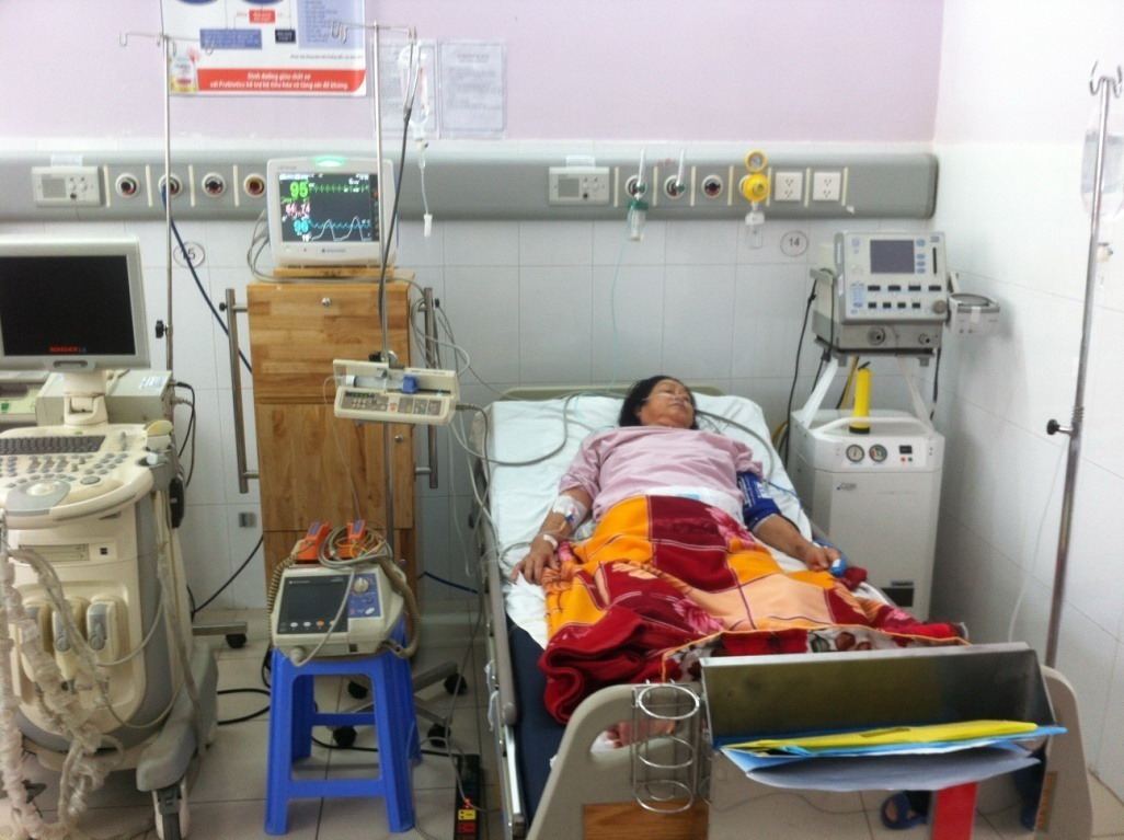 Bà Q. trong quá trình được điều trị truyền thuốc tiêu sợi huyết.