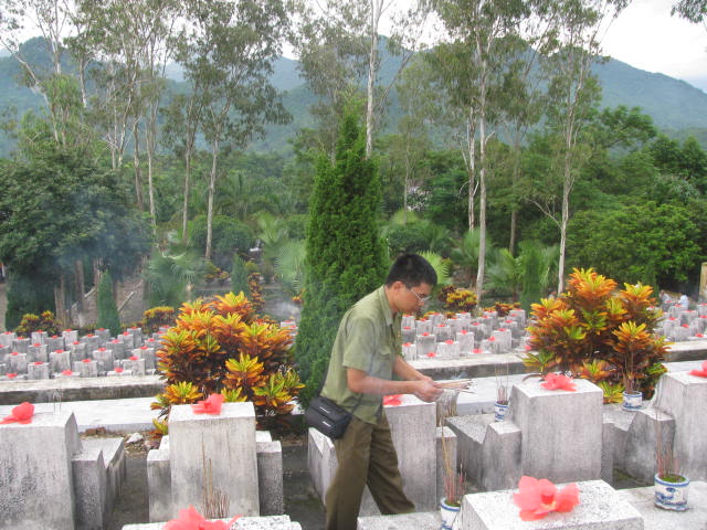 Cựu chiến binh sư đo&agrave;n 356 thắp hương tưởng nhớ c&aacute;c đồng đội hi sinh tr&ecirc;n mặt trận Vị Xuy&ecirc;n năm 1984 tại Nghĩa trang liệt sĩ Vị Xuy&ecirc;n (H&agrave; Giang) - ảnh Văn Duẩn