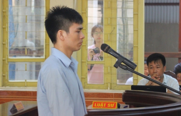L&yacute; Nguyễn Chung trước v&agrave;nh m&oacute;ng ngựa