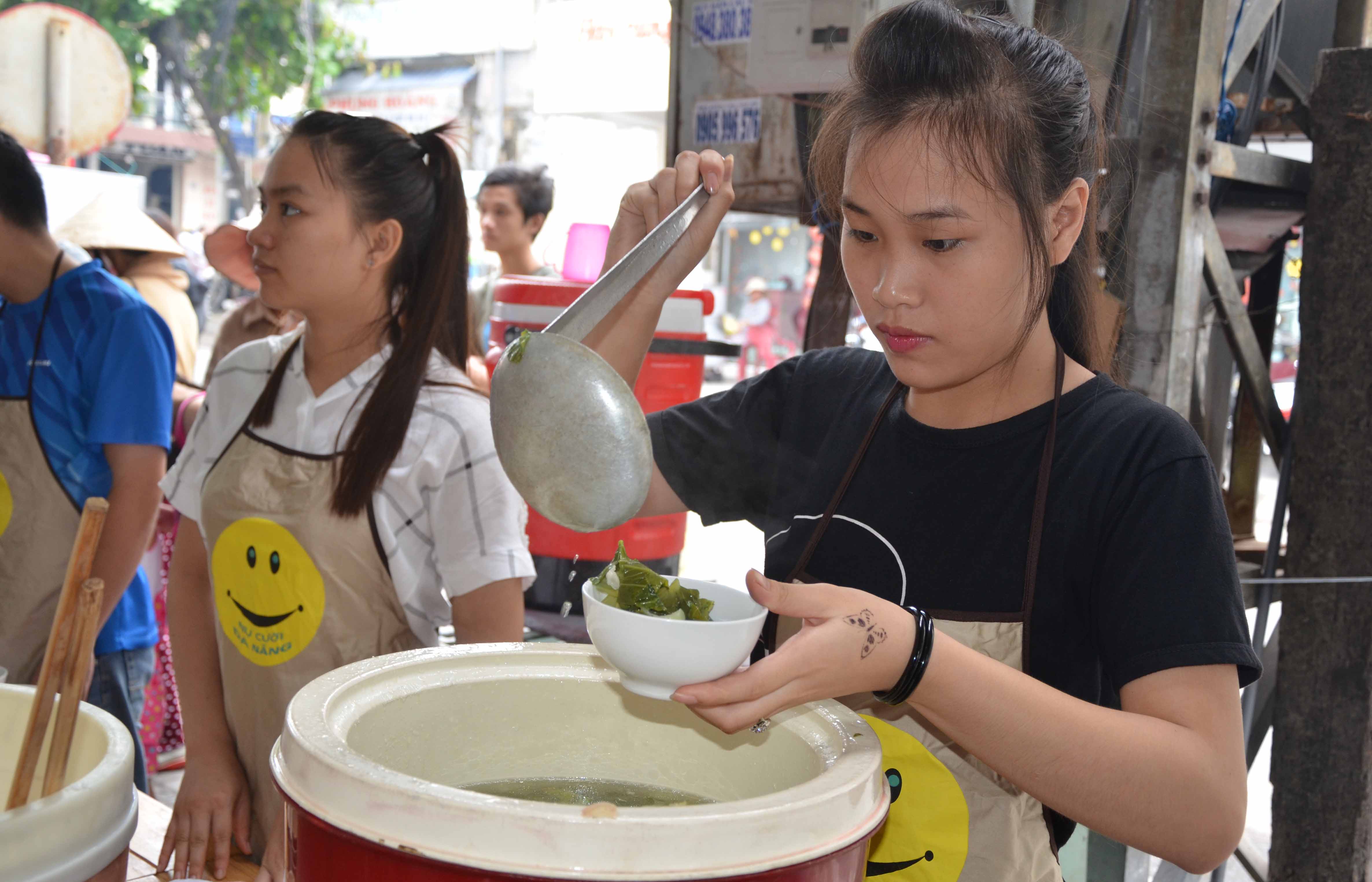 V&agrave; cẩn thận m&uacute;c từng t&ocirc; canh đầy ắp t&igrave;nh thương v&agrave; sự sẻ chia cho người ngh&egrave;o kh&oacute;