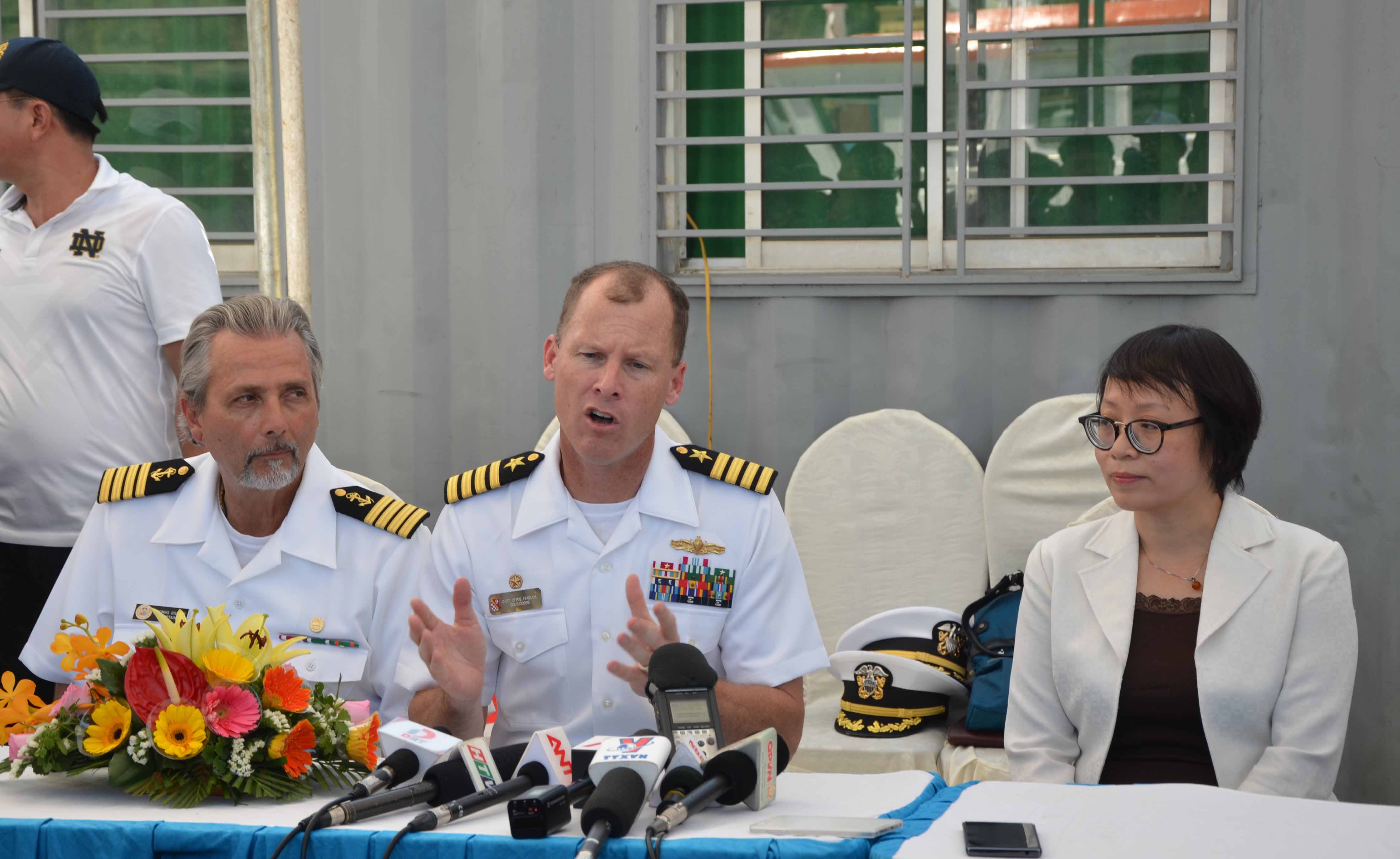 Đại diện t&agrave;u bệnh viện USNS Mercy trả lời b&aacute;o ch&iacute; Việt Nam tại lễ đ&oacute;n