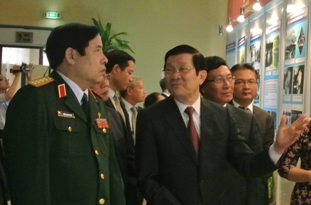 Chủ tịch nước Trương Tấn Sang tr&ograve; chuyện c&ugrave;ng Đại tướng Ph&ugrave;ng Quang Thanh về một bức ảnh lịch sử trong gian trưng b&agrave;y