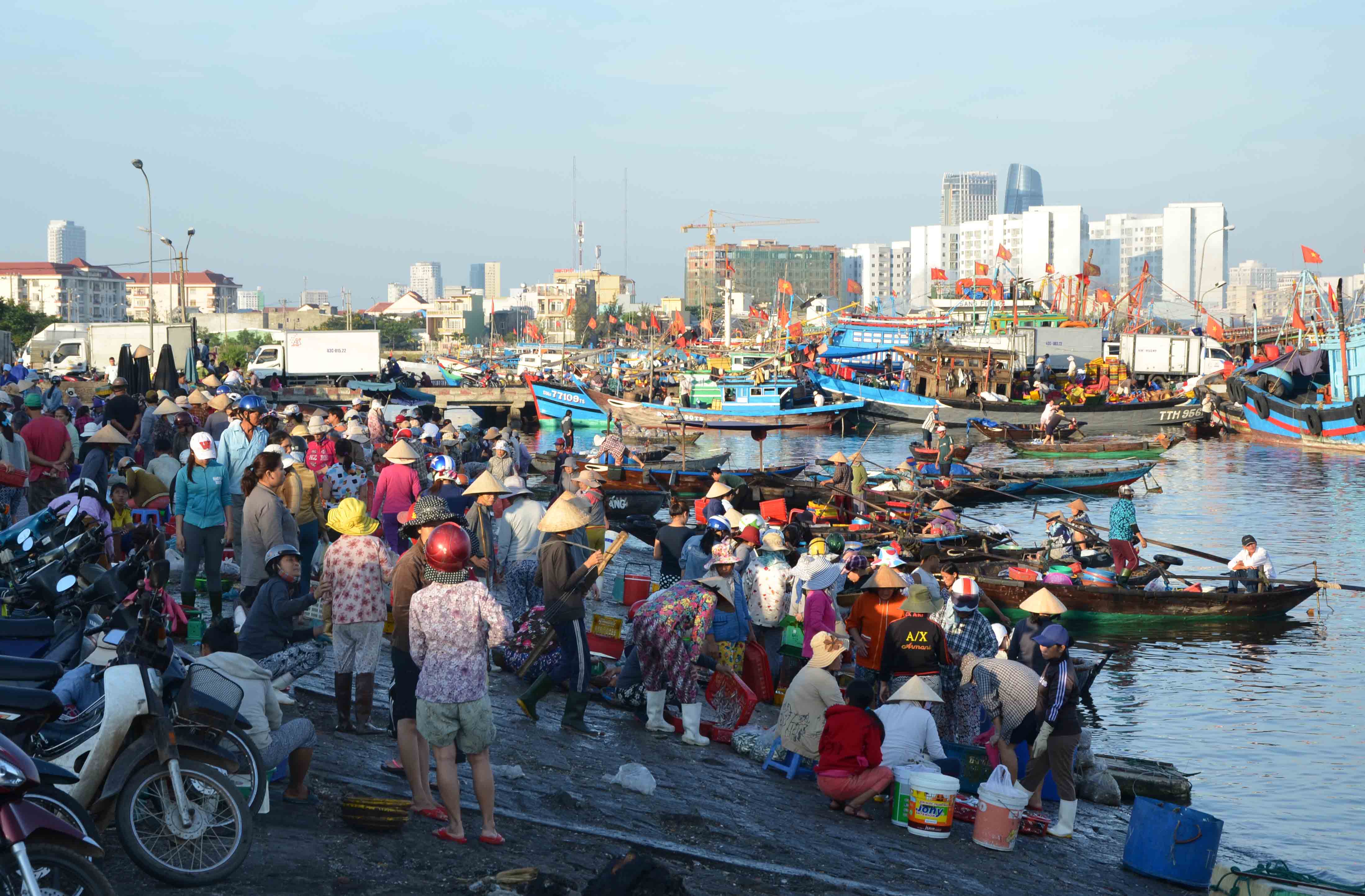 H&agrave;ng trăm thương l&aacute;i tấp nập ở cảng c&aacute; buổi s&aacute;ng