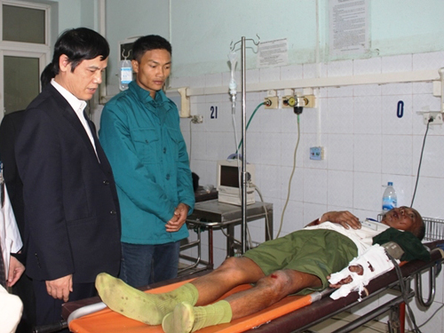 Chủ tịch UBND tỉnh Thanh H&oacute;a Nguyễn Đ&igrave;nh Xứng tới bệnh vi&ecirc;n thăm hỏi, hỗ trợ những người bị thương
