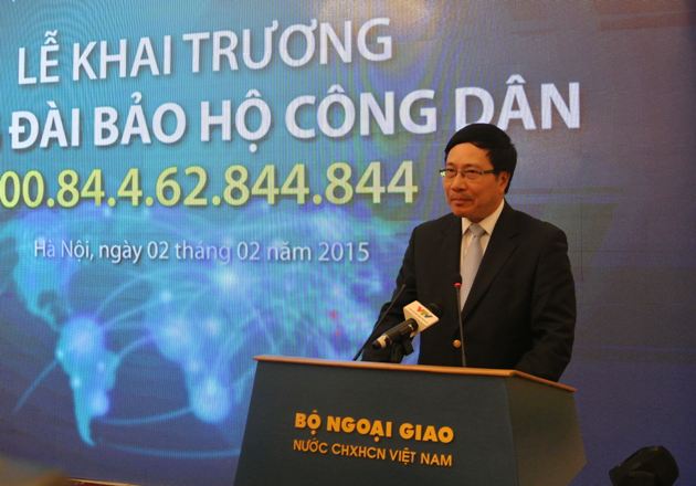 Ph&oacute; Thủ tướng cho biết khi c&ocirc;ng d&acirc;n Việt Nam ra nước ngo&agrave;i c&oacute; được số điện thoại n&agrave;y, khi cần thiết c&oacute; thể li&ecirc;n lạc trực tiếp với tổng đ&agrave;i để c&oacute; được sự bảo hộ c&ocirc;ng d&acirc;n của Nh&agrave; nước ta
