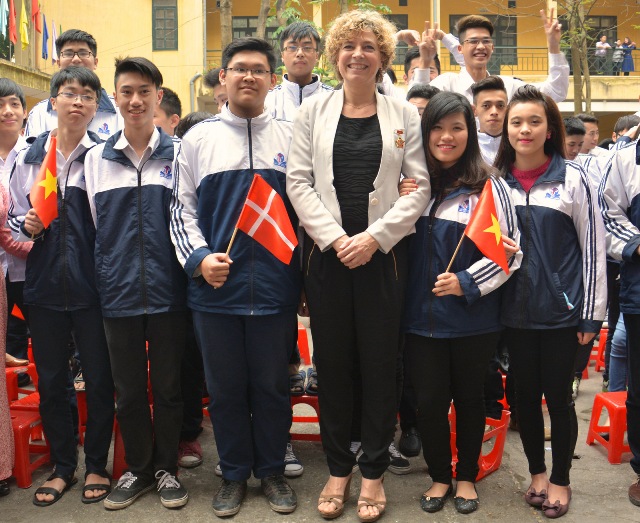 Bộ trưởng Christine Antorini chụp ảnh lưu niệm c&ugrave;ng học sinh THPT Đinh Ti&ecirc;n Ho&agrave;ng