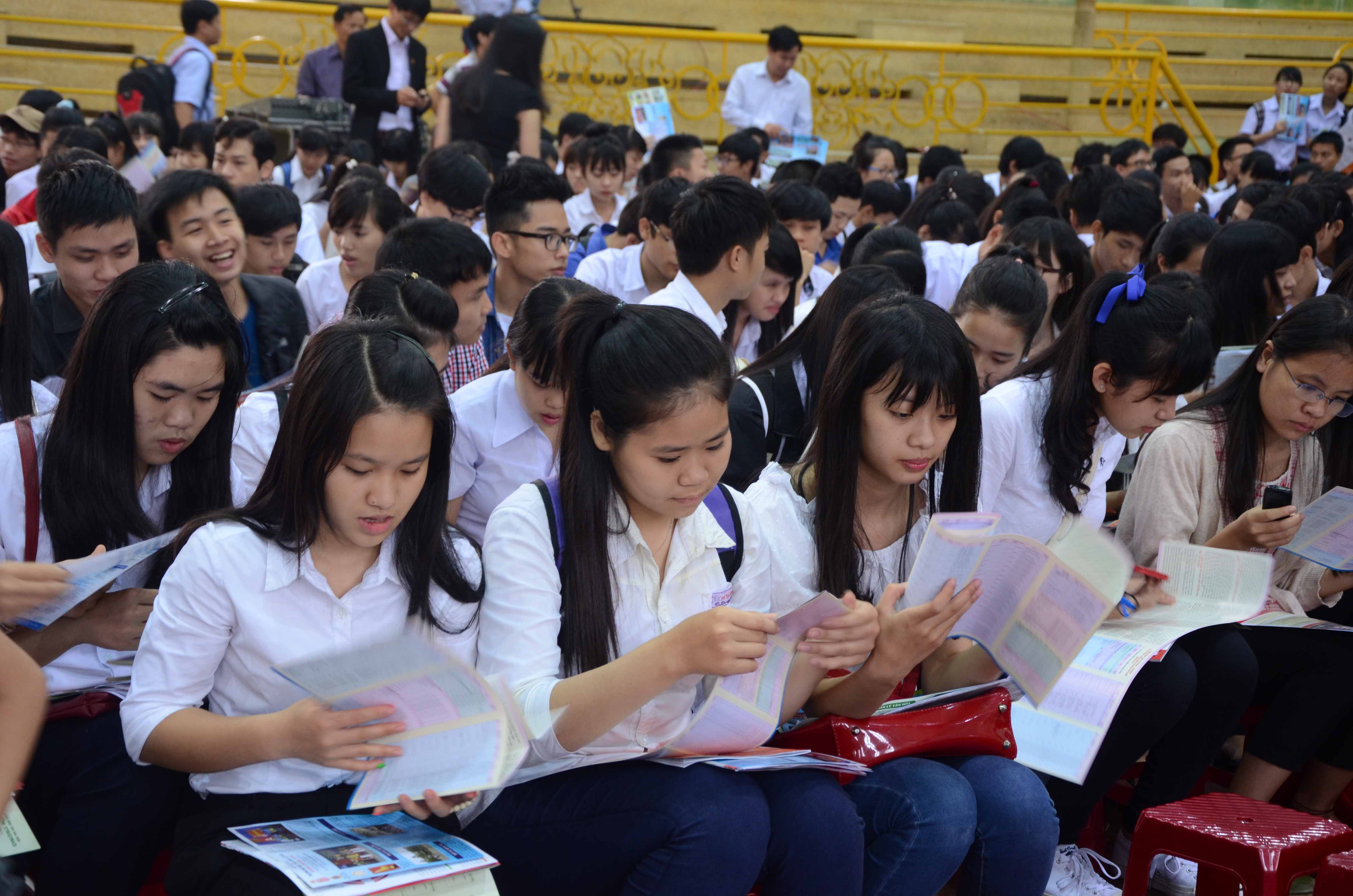 Th&iacute; sinh lấp k&iacute;n c&aacute;c chỗ ngồi trong hội trường