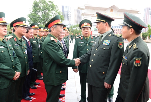 Đại tướng Ph&ugrave;ng Quang Thanh giới thiệu c&aacute;c th&agrave;nh vi&ecirc;n của Đo&agrave;n Việt Nam với Thượng tướng Thường Vạn To&agrave;n