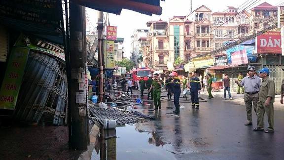 Tám xe chữa cháy, cùng nhiều chiến sỹ lực lượng phòng cháy chữa cháy đã được điều động đến hiện trường để dập lửa