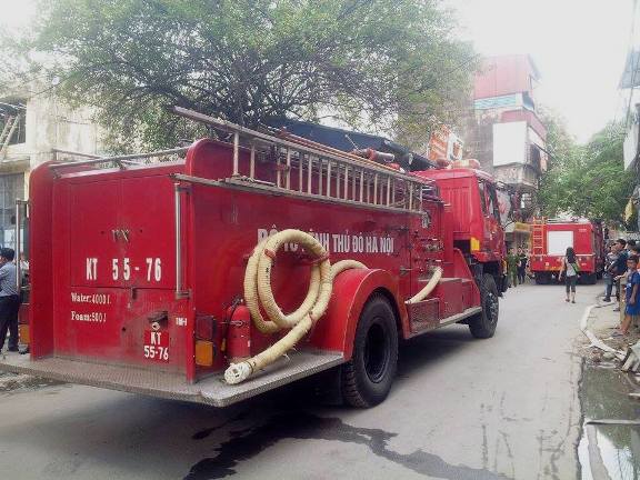 Xe chữa ch&aacute;y được điều đến hiện trường