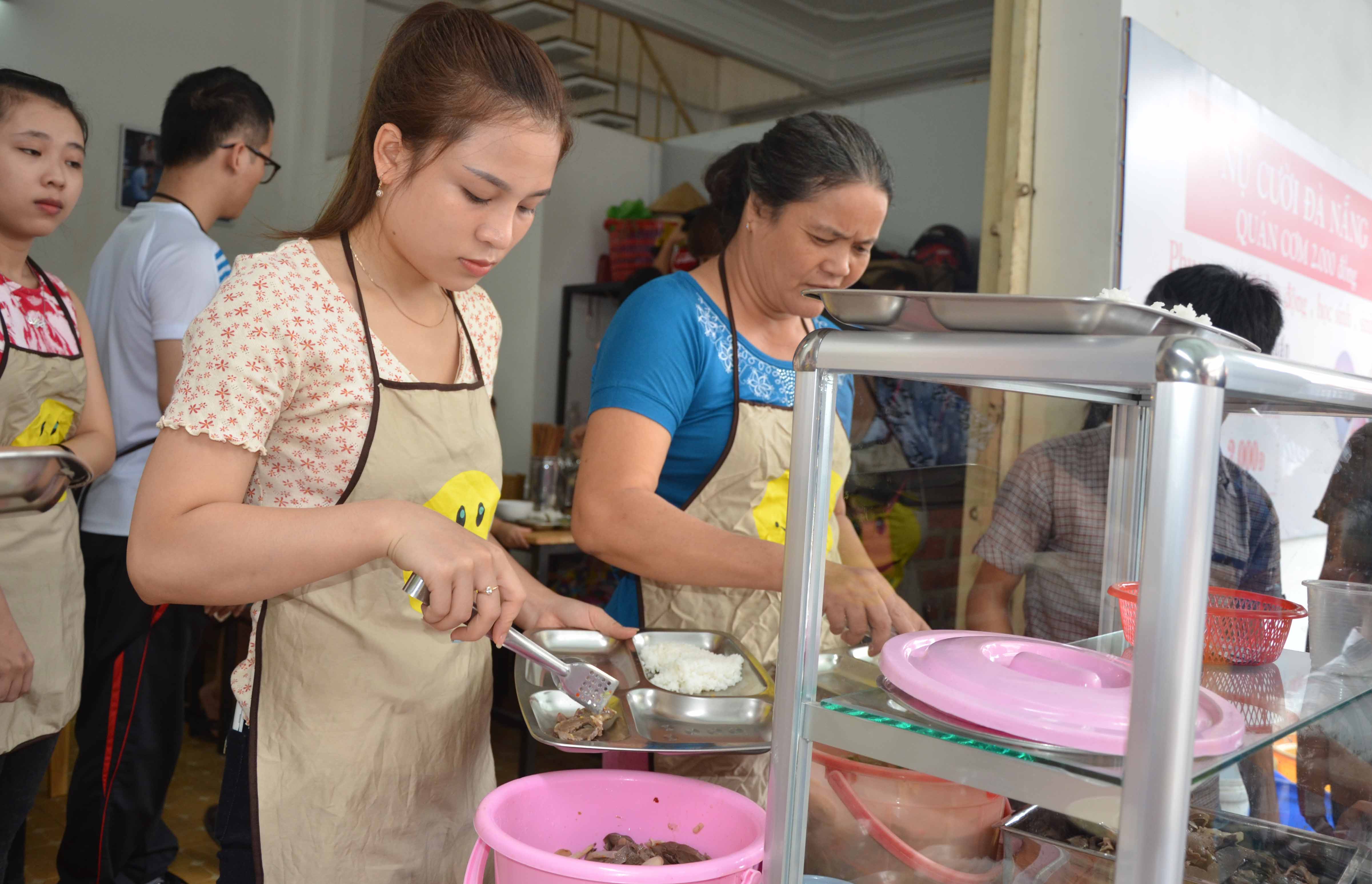 Thức ăn được bỏ v&agrave;o khay sạch sẽ v&agrave; tươm tất