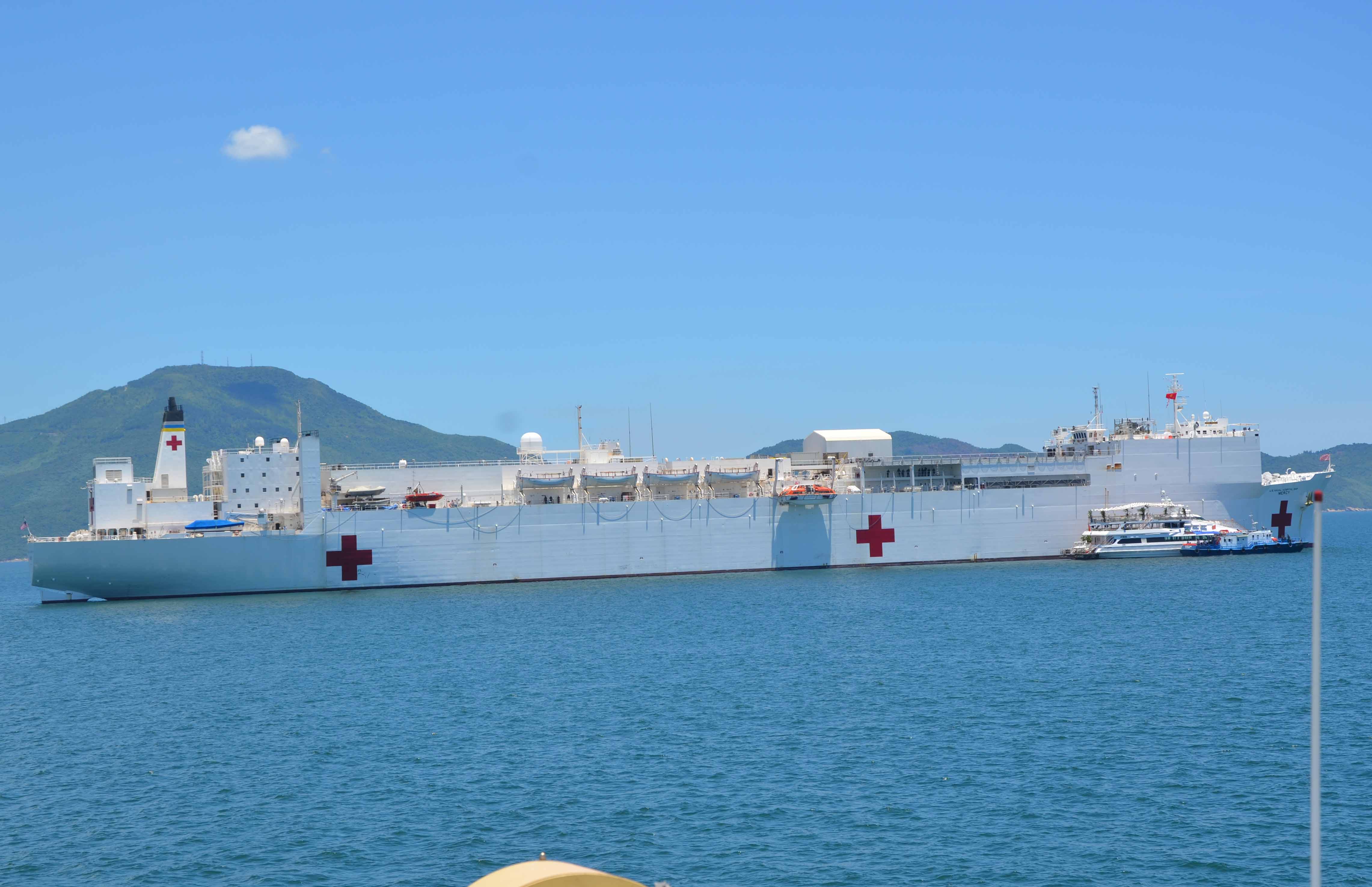 T&agrave;u bệnh viện USNS Mercy mang theo hơn 800 người trong đ&oacute; c&oacute; 300 y, b&aacute;c sĩ