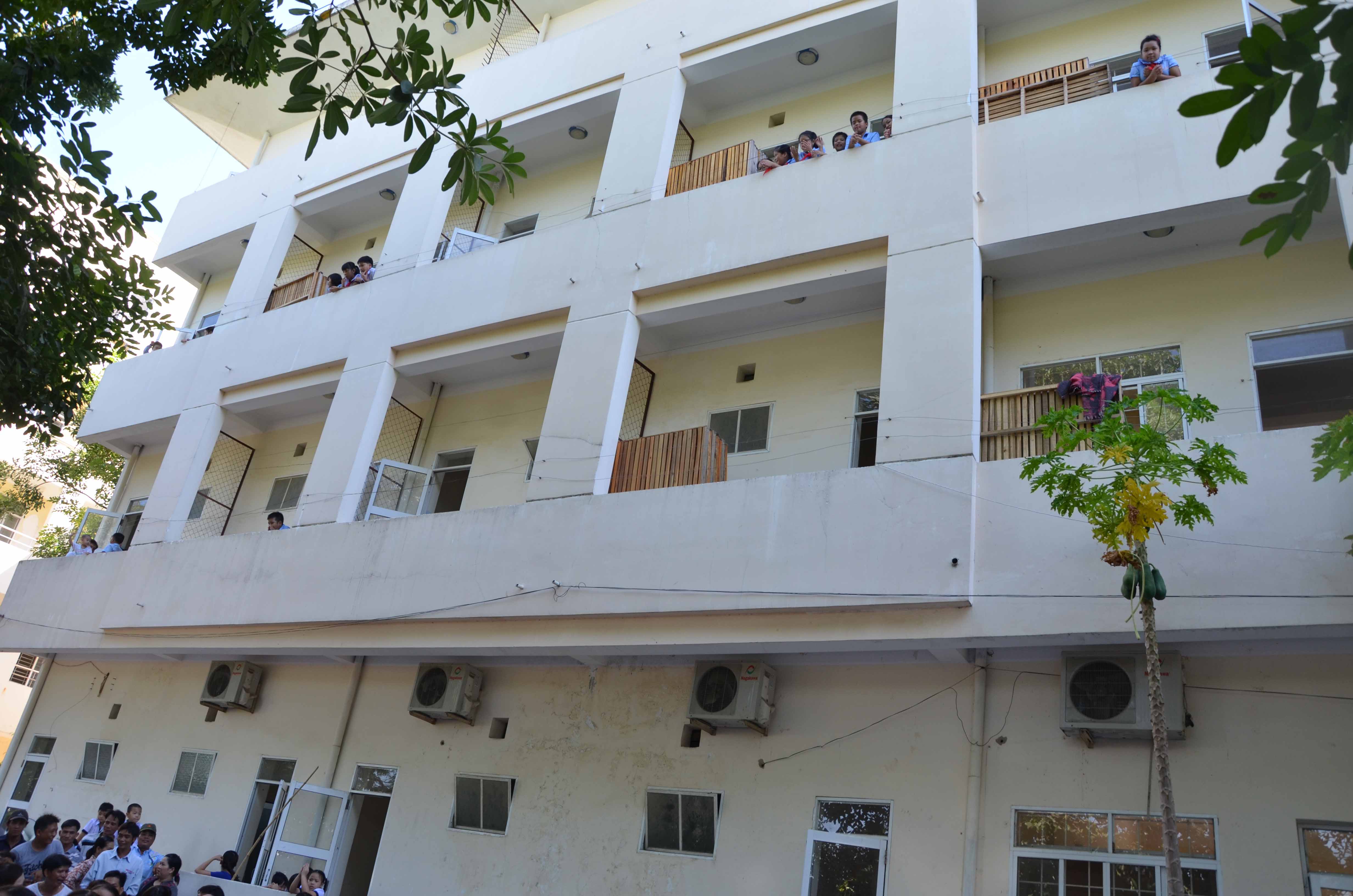 Phụ huynh cho rằng lan can trường tạm kh&ocirc;ng đảm bảo an to&agrave;n cho học sinh
