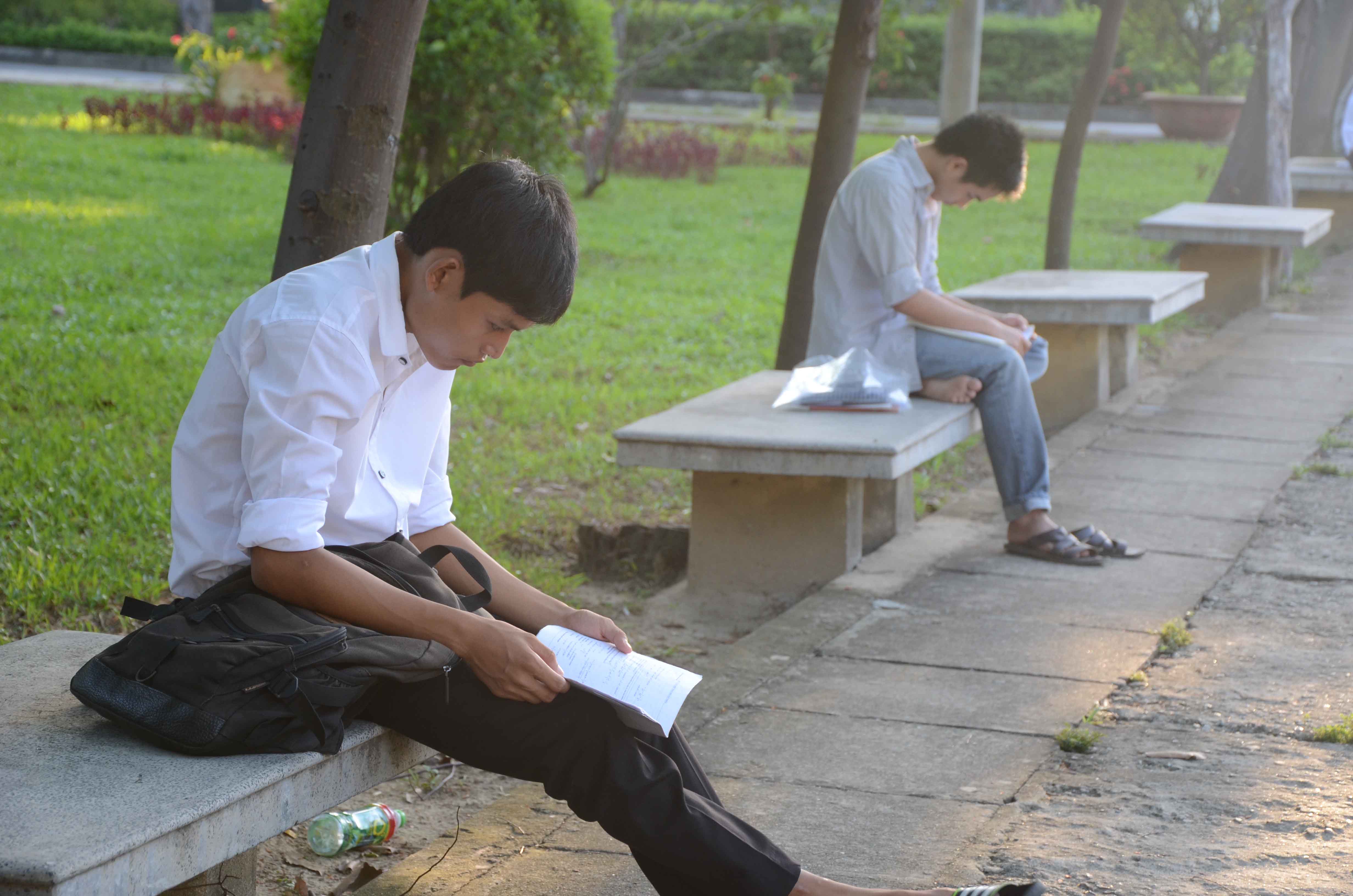 Sĩ tử đến trường thi từ tờ mờ s&aacute;ng v&agrave; chọn g&oacute;c y&ecirc;n tĩnh để xem lại b&agrave;i tại điểm thi Trường ĐH B&aacute;ch khoa Đ&agrave; Nẵng