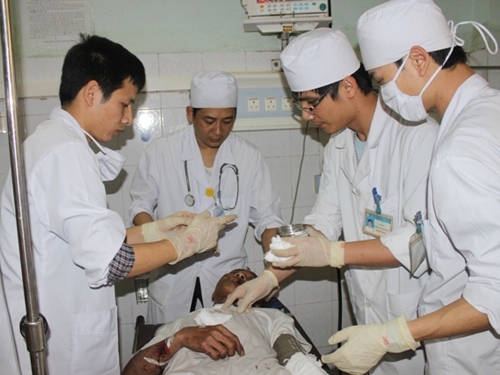 C&aacute;c y, b&aacute;c sĩ Bệnh viện đang khoa Thanh H&oacute;a đang t&iacute;ch cực cứu chữa c&aacute;c nạn nh&acirc;n