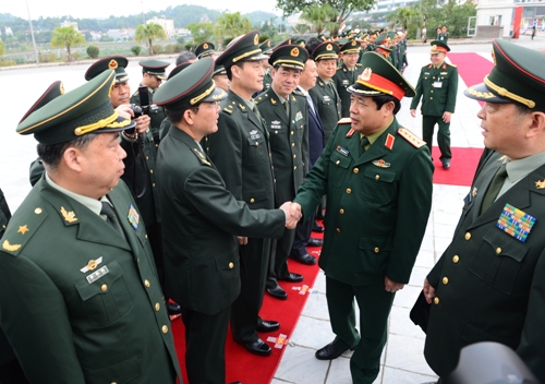 Thượng tướng Thường Vạn To&agrave;n giới thiệu c&aacute;c th&agrave;nh vi&ecirc;n của Đo&agrave;n Trung Quốc với Đại tướng Ph&ugrave;ng Quang Thanh