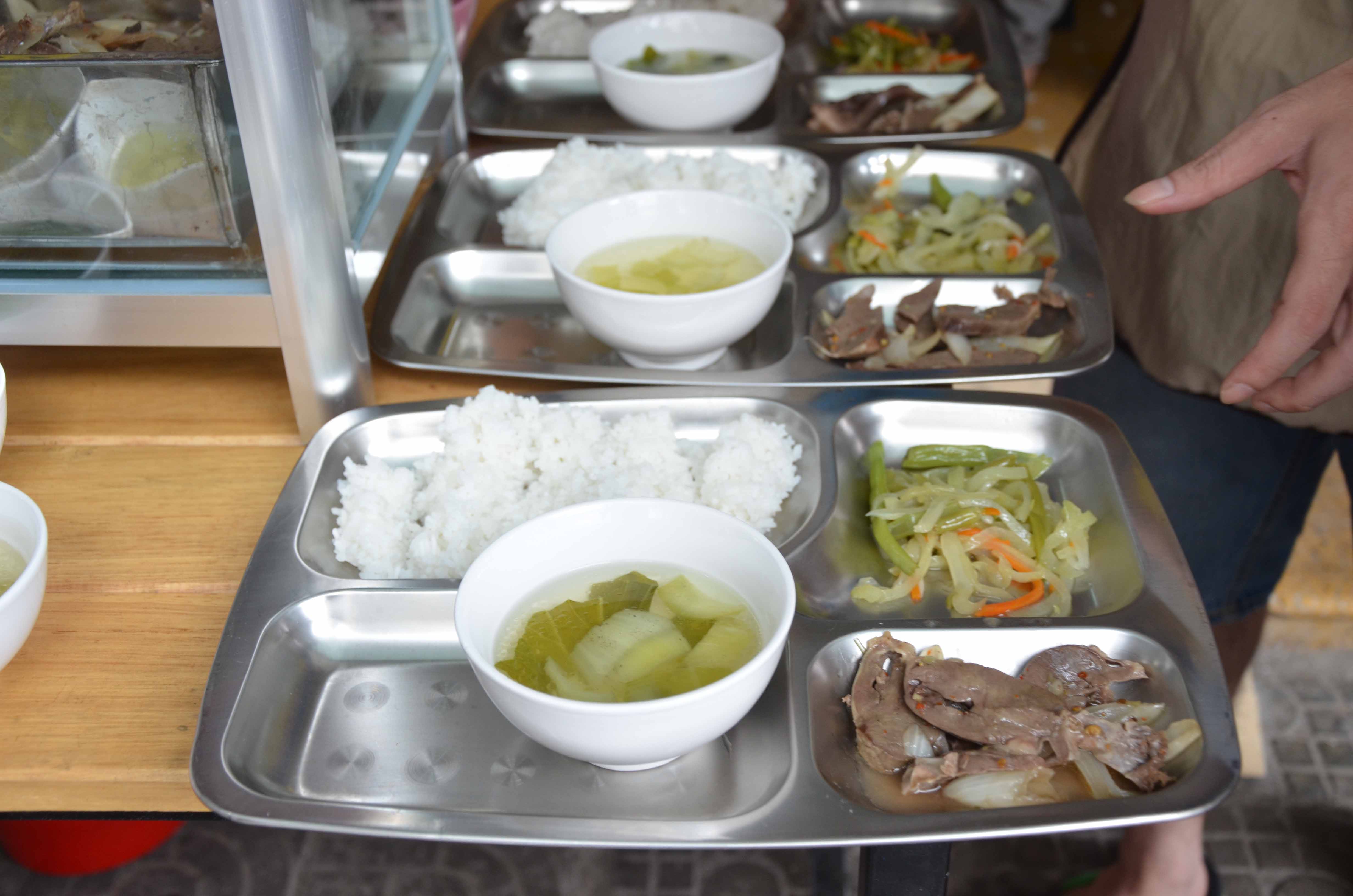 Một phần cơm 2000 đồng c&oacute; đầy đủ chất đạm, rau củ x&agrave;o v&agrave; canh