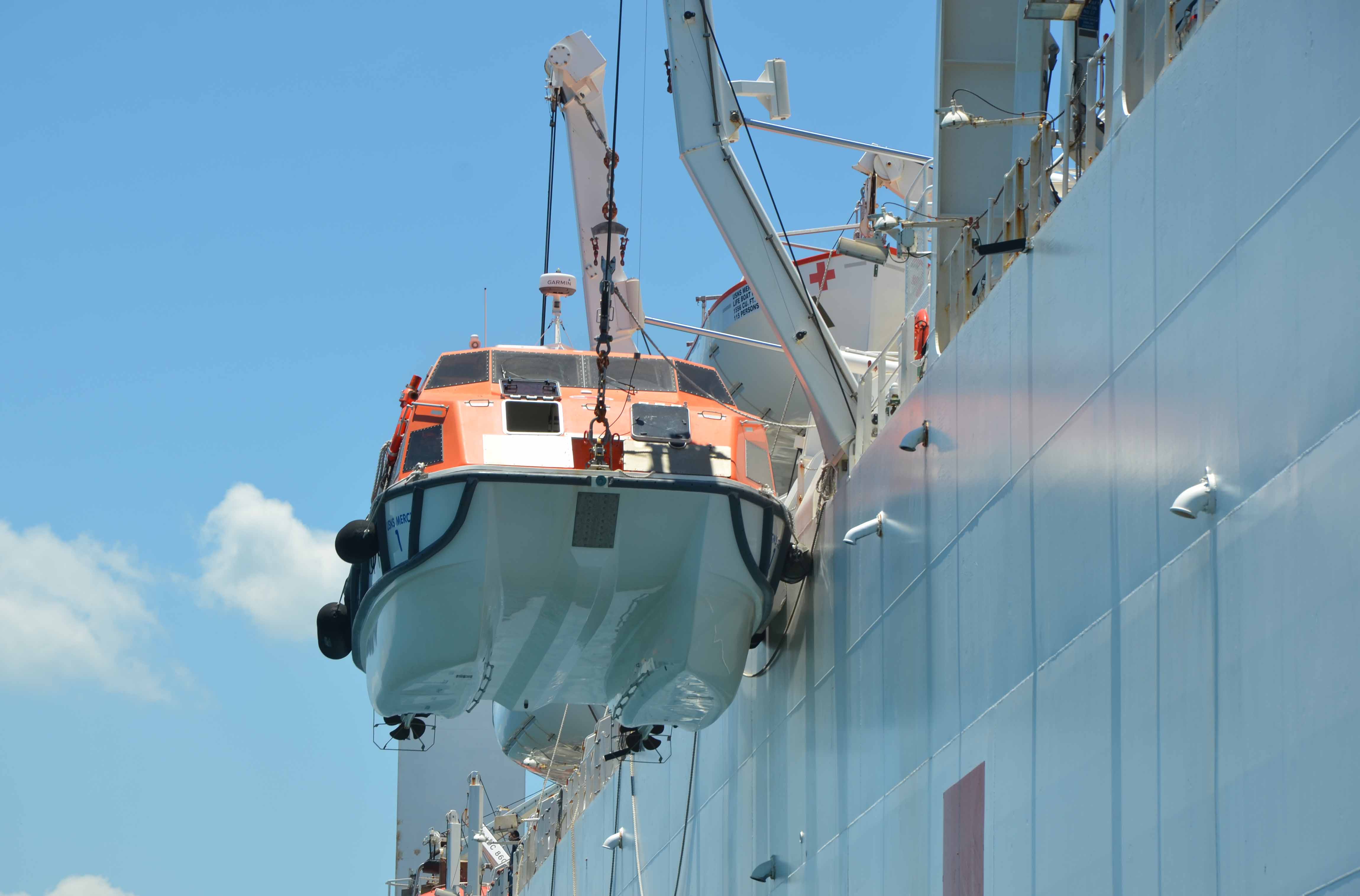 T&agrave;u bệnh viện USNS Mercy được trang bị cả phao cứu hộ để ứng ph&oacute; thảm họa tr&ecirc;n biển