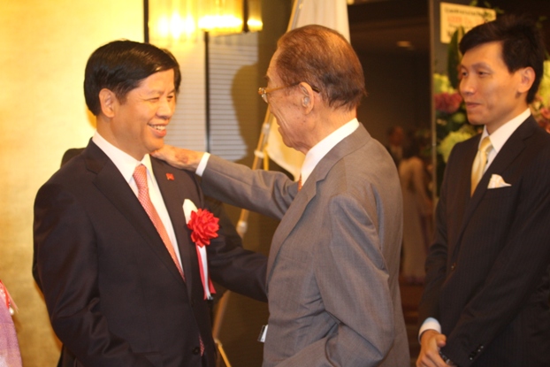T&igrave;nh hữu nghị thắm thiết