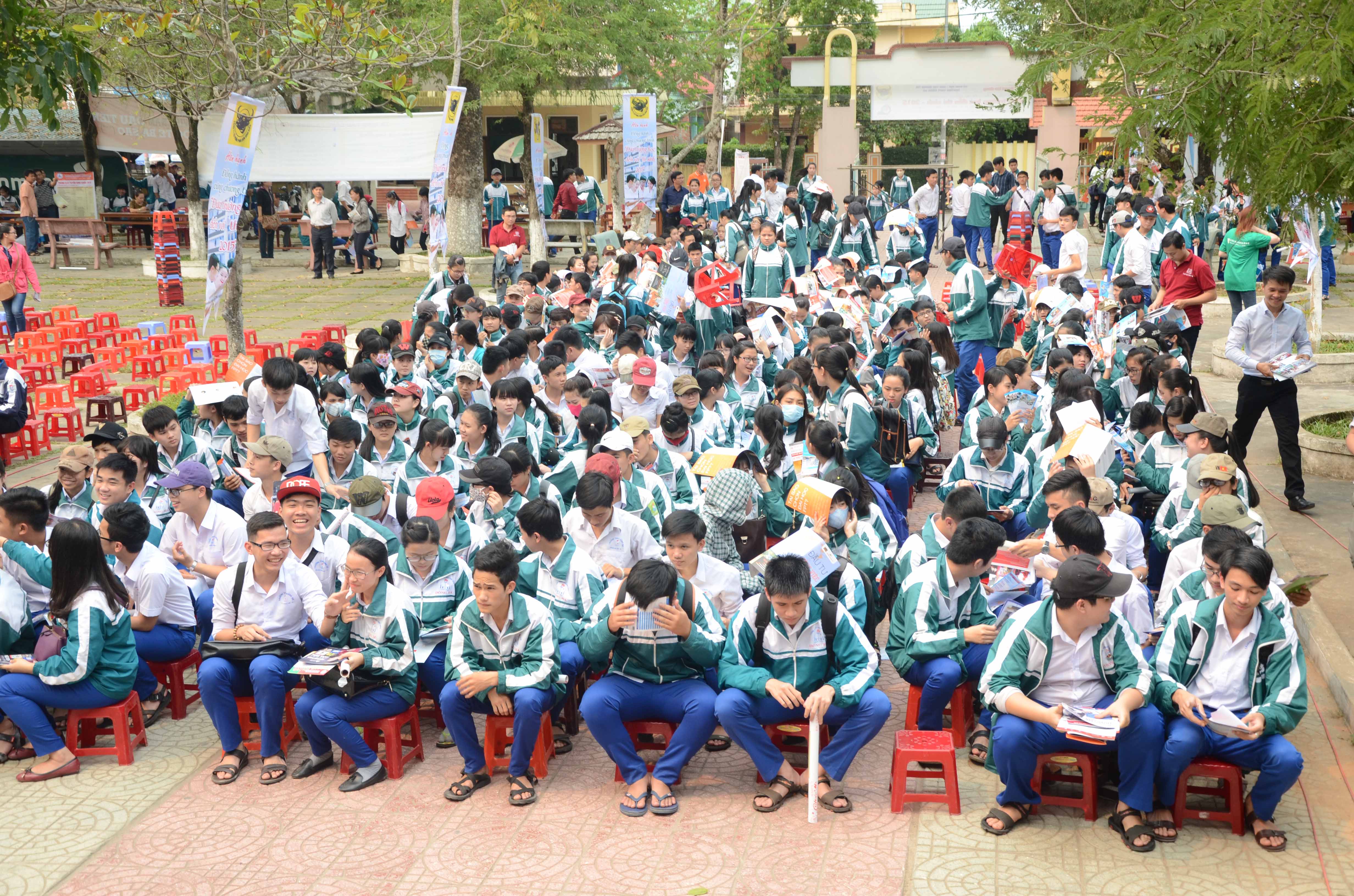Tuy 14 giờ 30 chương tr&igrave;nh mới diễn ra nhưng 12 giờ 45, c&aacute;c em đ&atilde; tập trung rất nhiều tại s&acirc;n trường