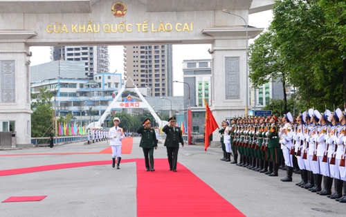 Hai Bộ trưởng duyệt đội danh dự Qu&acirc;n đội nh&acirc;n d&acirc;n Việt Nam tại Lễ đ&oacute;n