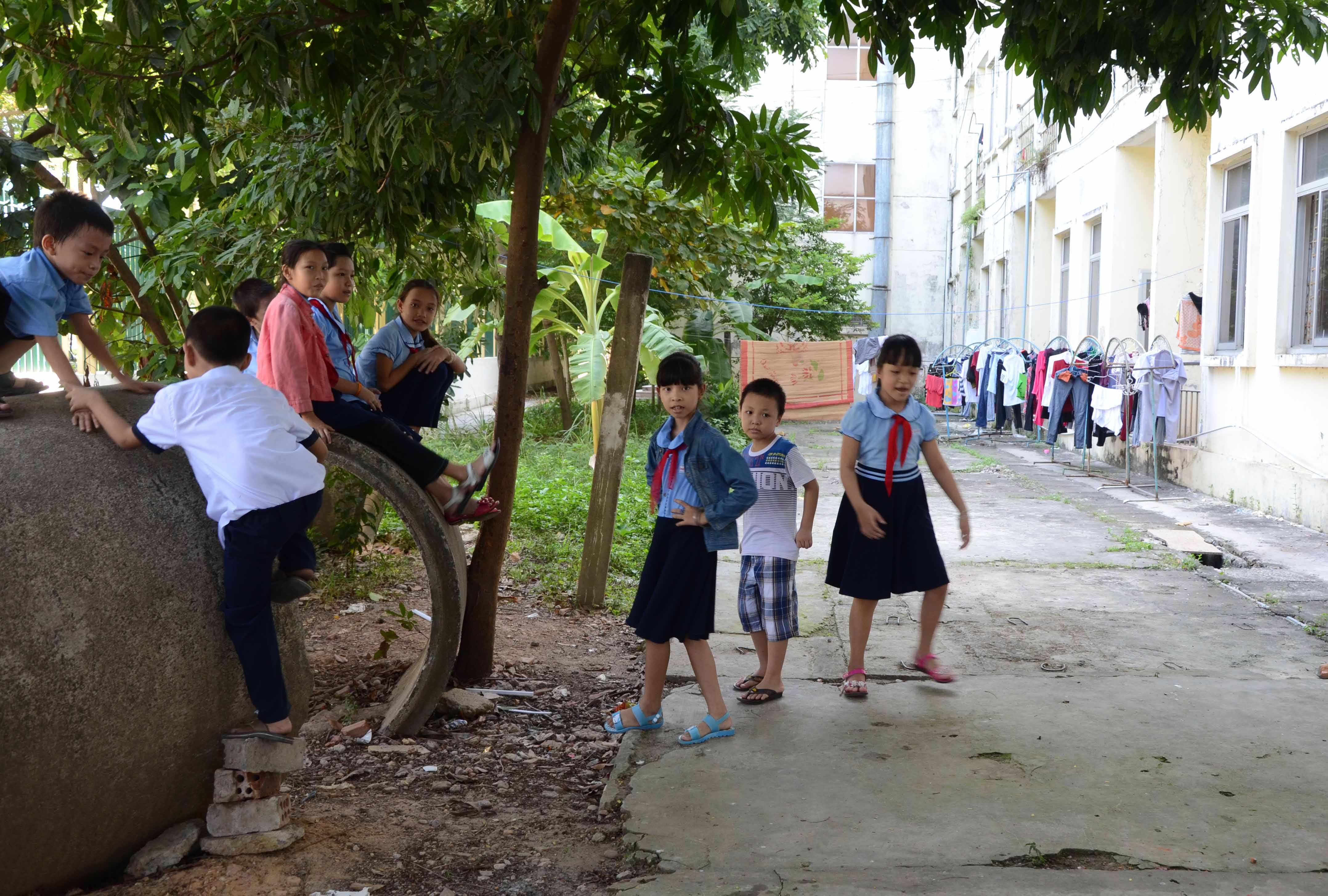 Trong khu&ocirc;n vi&ecirc;n trường tạm l&agrave; khu nh&agrave; ở d&agrave;nh cho c&ocirc;ng nh&acirc;n nam