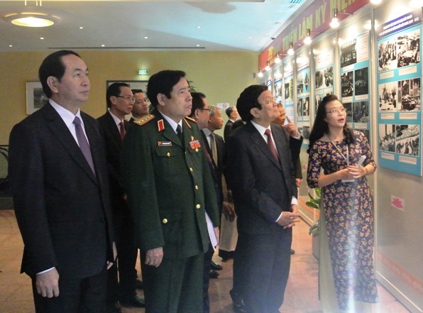 Chủ tịch nước Trương Tấn Sang thăm gian trưng b&agrave;y của ng&agrave;nh ngoại giao Việt Nam. Đi cạnh Chủ tịch nước l&agrave; 2 Đại tướng Ph&ugrave;ng Quang Thanh, Trần Đại Quang
