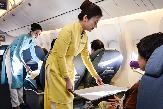 2 m&agrave;u mẫu đồng phục mới của nữ tiếp vi&ecirc;n Vietnam Airlines đang được thử nghiệm