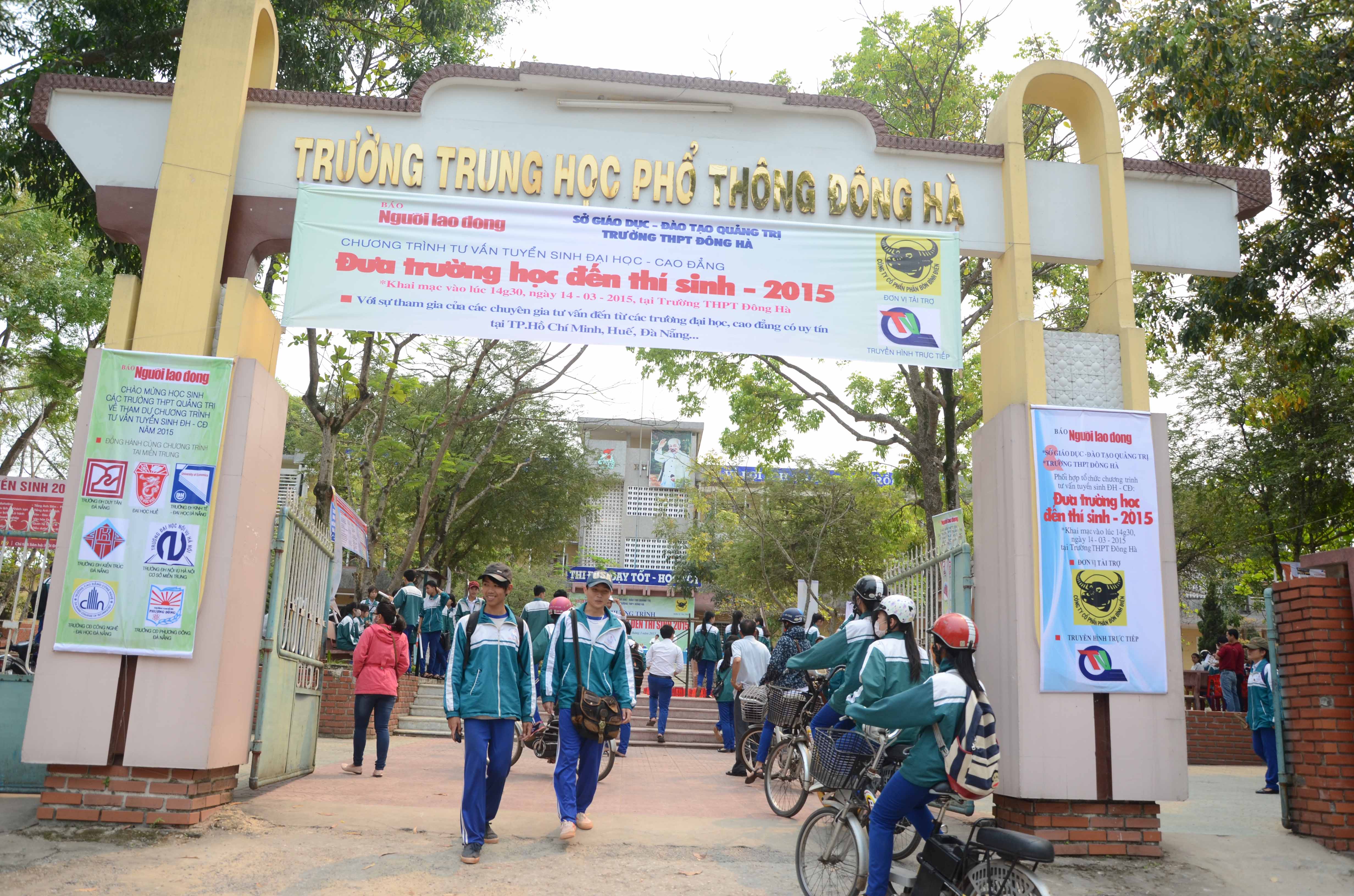 Học sinh Quảng Trị n&ocirc; nức đến tham gia Chương tr&igrave;nh Đưa trường học đến th&iacute; sinh 2015. Ảnh: Q. T&aacute;m
