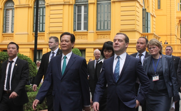 Thủ tướng Nguyễn Tấn Dũng đ&oacute;n Thủ tướng Nga Medvedev