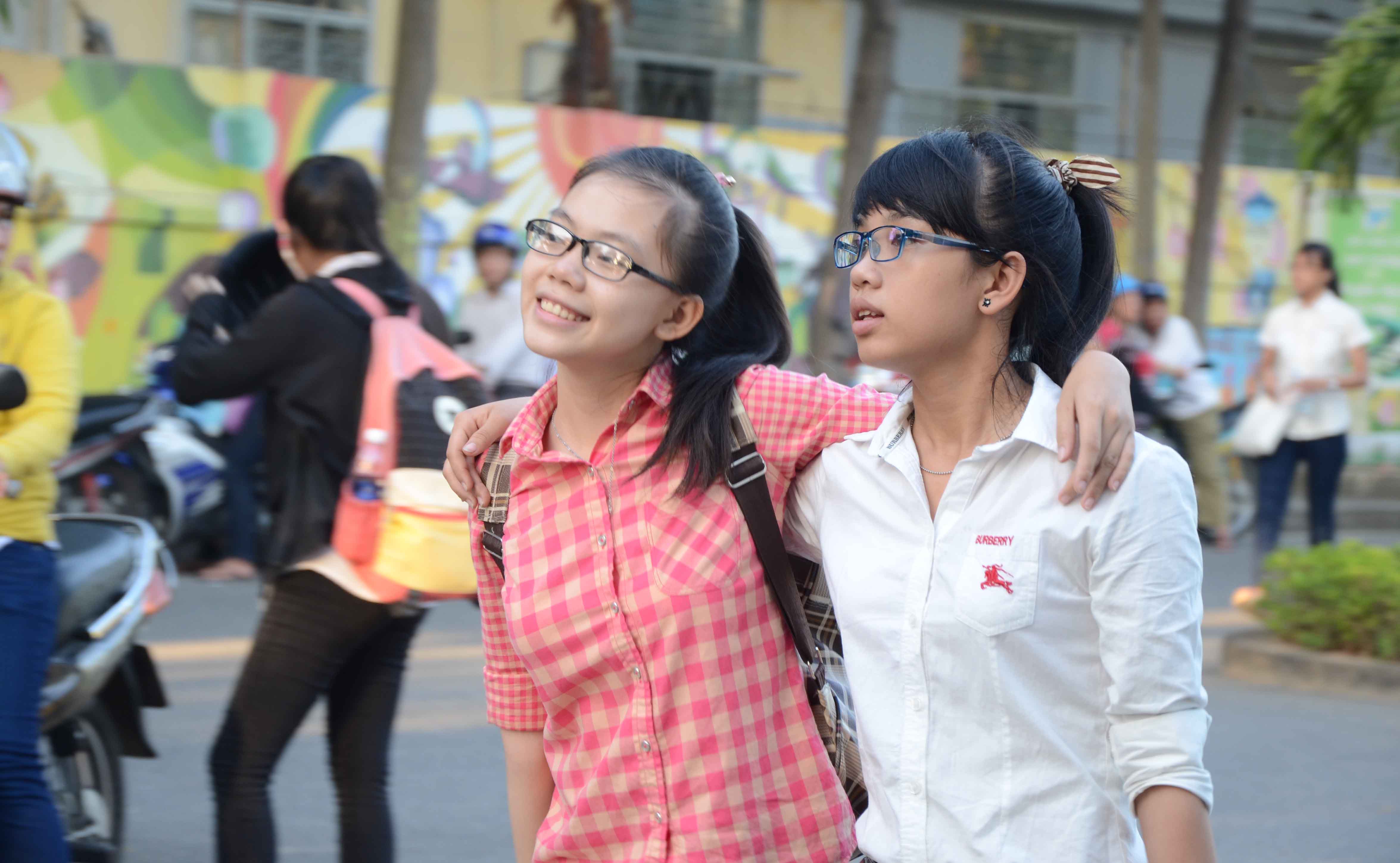 Hai th&iacute; sinh từ tỉnh Quảng Nam ra TP Đ&agrave; Nẵng dự thi đ&atilde; lo lắng suốt đ&ecirc;m qua nhưng vẫn tươi vui kho&aacute;c tay nhau c&ugrave;ng v&agrave;o trường thi