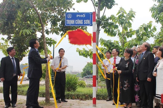 Sau đó, lãnh đạo chính quy&ecirc;̀n, đại di&ecirc;̣n gia đình nhạc sỹ Trịnh C&ocirc;ng Sơn cùng đ&ocirc;ng đảo người d&acirc;n đ&ecirc;́n làm l&ecirc;̃ gắn biển ph&ocirc;́ mang t&ecirc;n Trịnh C&ocirc;ng Sơn.