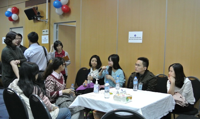Một nh&oacute;m bạn trẻ ngồi chờ ở khu vực hiến m&aacute;u, đợi đến lượt m&igrave;nh tham gia hiến m&aacute;u cứu người.