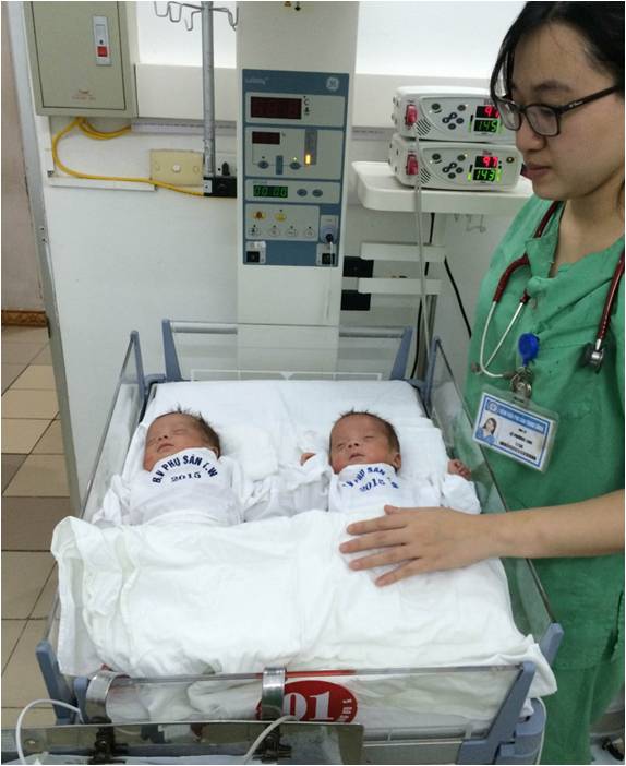 Cặp song sinh đ&atilde; tăng c&acirc;n tốt, c&aacute;c chỉ số về th&iacute;nh lực, thị lực, h&ocirc; hấp đều ph&aacute;t triển ổn định.
