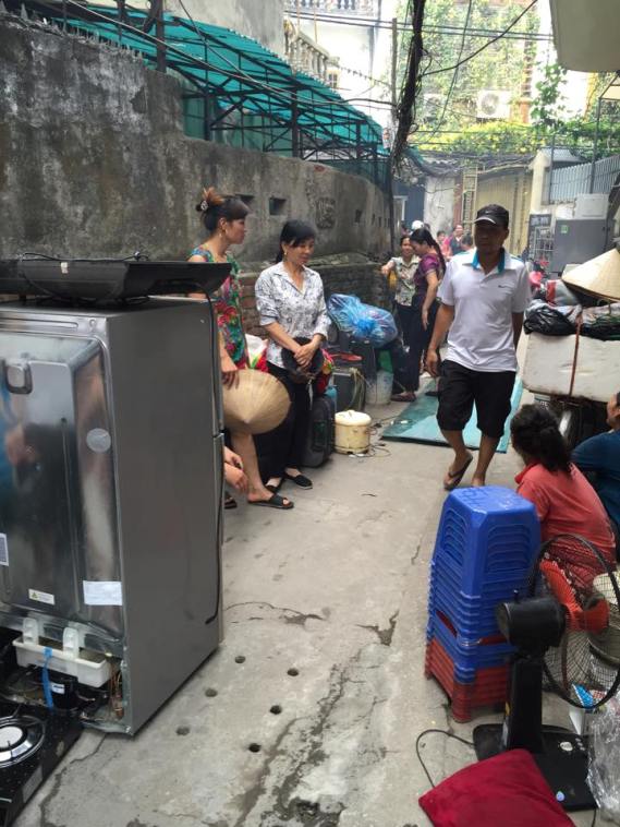 Người dân nháo nhác ôm các đồ dùng trong nhà ra ngoài