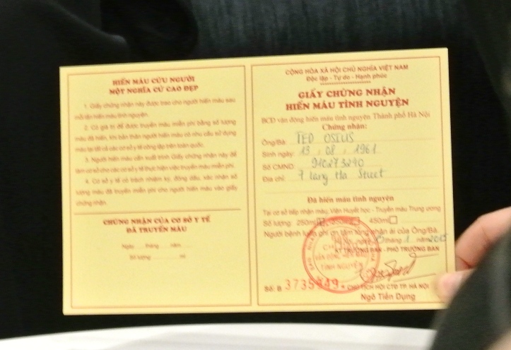 Giấy chứng nhận hiến m&aacute;u t&igrave;nh nguyện của ng&agrave;i Ted Osius