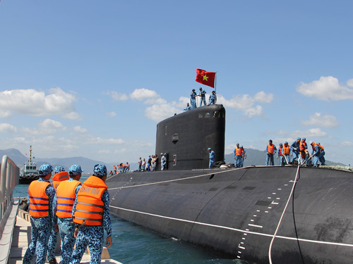 Ngắm cờ Tổ quốc tung bay trên đài chỉ huy Tàu ngầm Hải Phòng