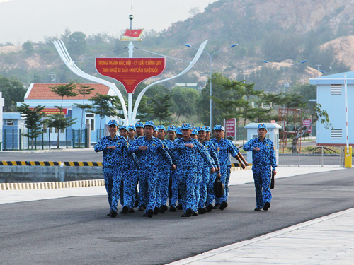 C&aacute;n bộ, thủy thủ Lữ đo&agrave;n t&agrave;u ngầm 182 H&agrave; Nội cơ động ra vị tr&iacute; huấn luyện buổi s&aacute;ng
