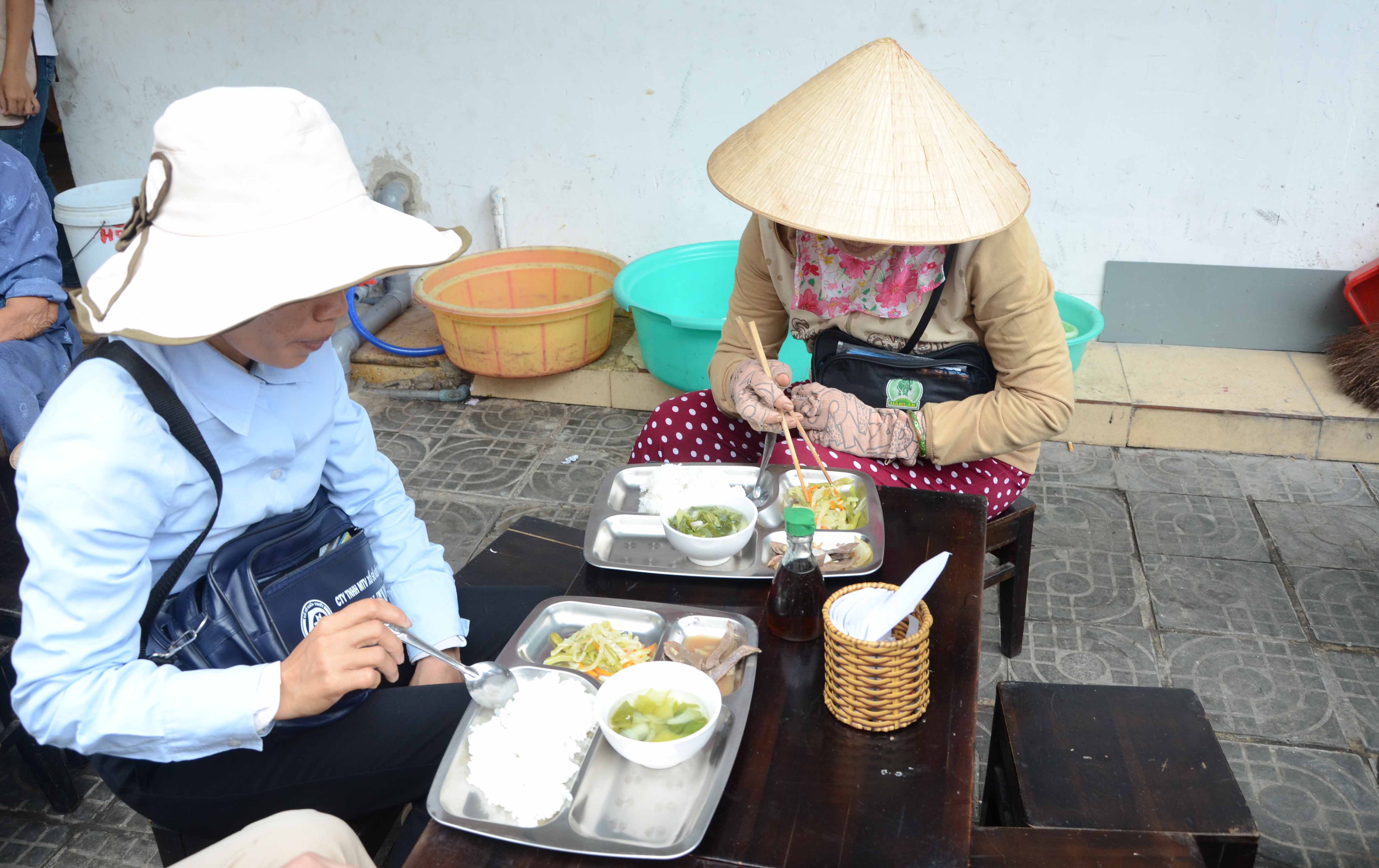 Phần cơm 2000 đồng c&oacute; &yacute; nghĩa lớn lao đối với những người ngh&egrave;o, người b&aacute;n v&eacute; số tha hương