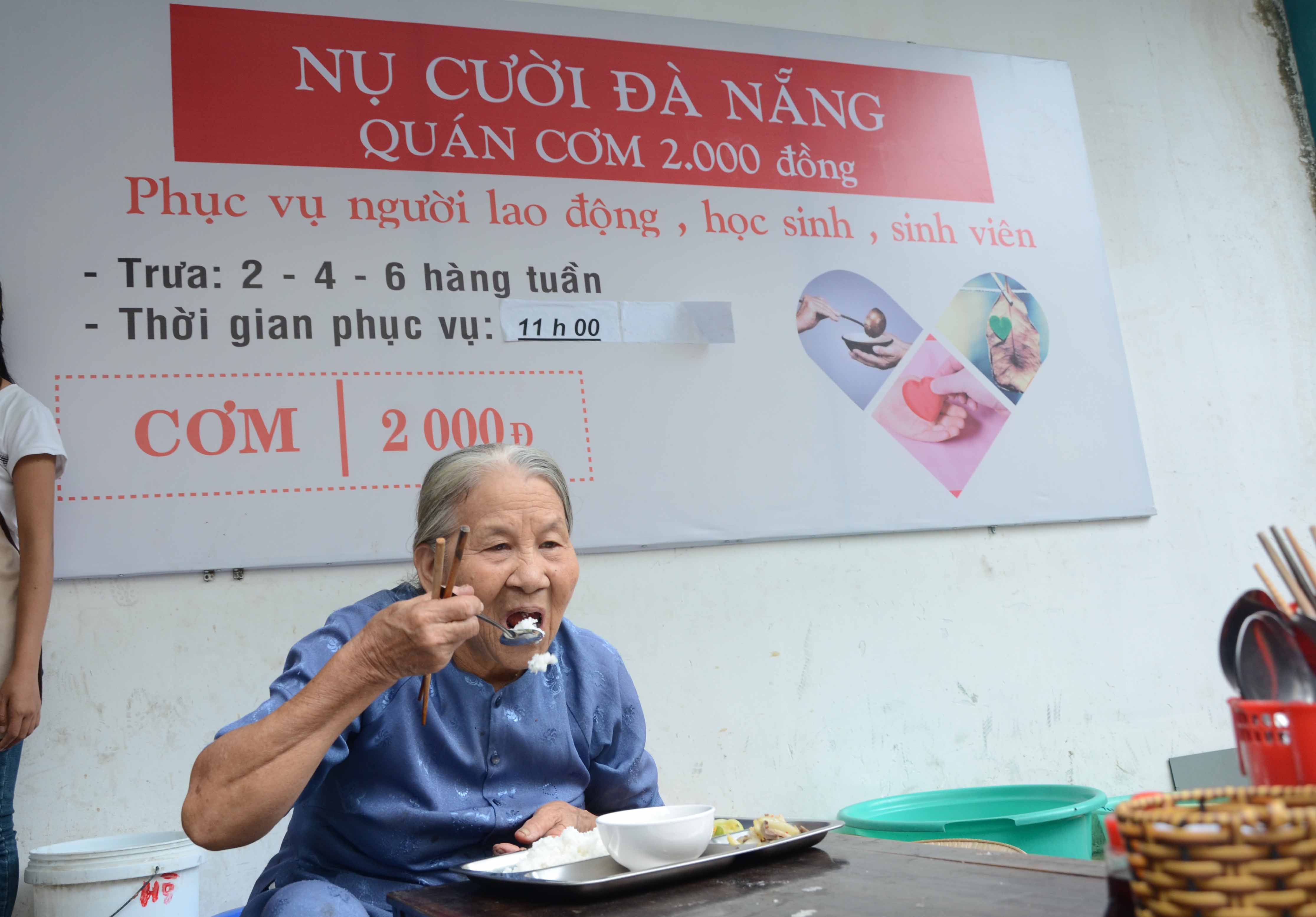 Qu&aacute;n cơm c&oacute; t&ecirc;n Nụ cười Đ&agrave; Nẵng với ti&ecirc;u ch&iacute; phục vụ hết sức th&acirc;n thiện, vui vẻ v&agrave; đầy t&igrave;nh thương